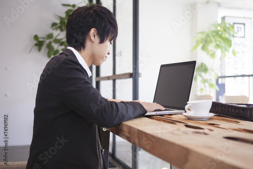 カフェでパソコンをしている男性