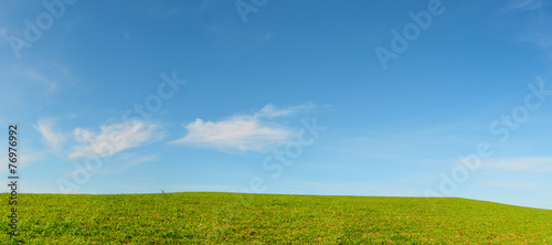 Collina verde con nuvole © oraziopuccio