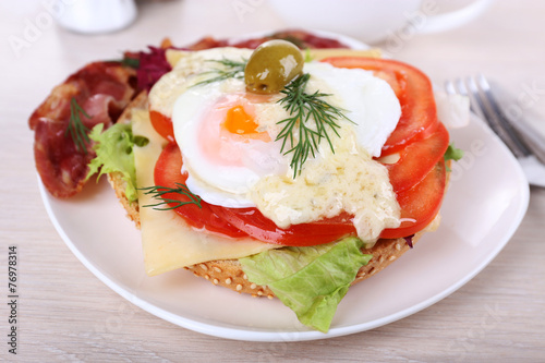 Sandwich with poached egg, tomato and bacon