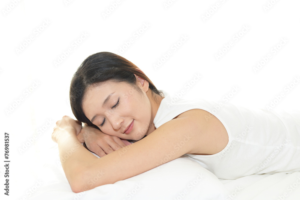 睡眠をとる女性 睡眠をとる女性