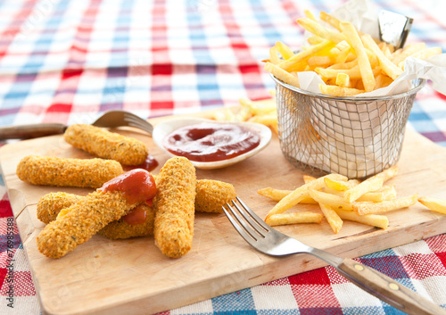 Pommes und Mozzarella Sticks