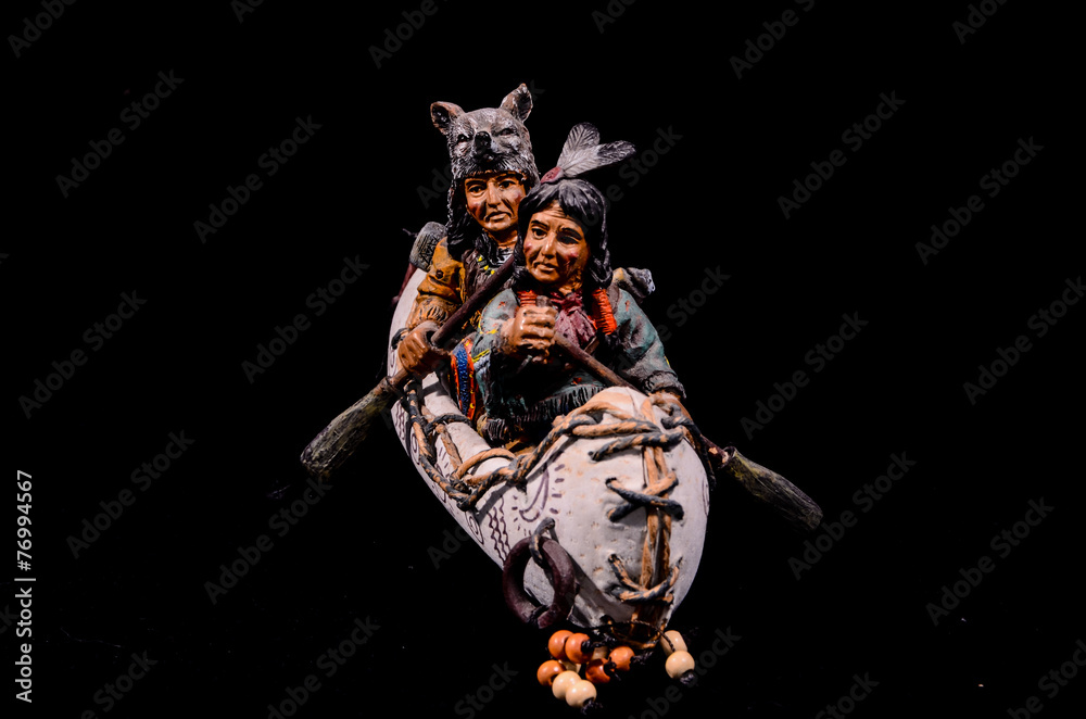 Obraz premium North American Indian Canoe Statue