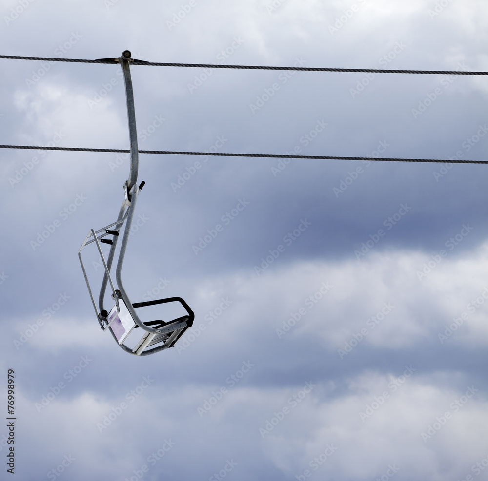 Obraz premium Chair lift and overcast gray sky