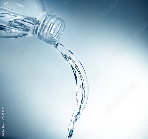 bottiglia di acqua fresca splash photo