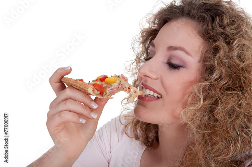 Model Frau zeigt Pizzast  ck und lacht Portr  t