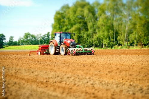 Ackerbau - Traktor mit Drillkombination, Miniatur - Bildeffekt photo