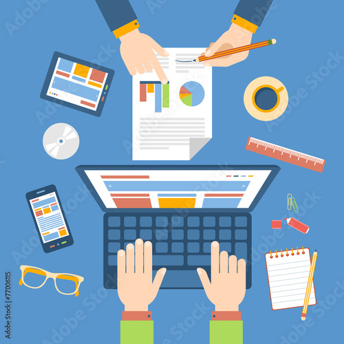 Equipo de trabajo en la mesa. Estrategia de marketing.
