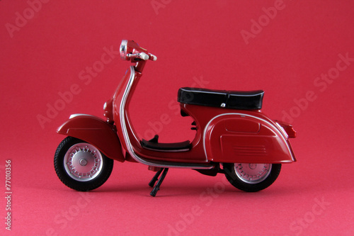 Fotografie Scooter antíguo rojo aislado en rojo