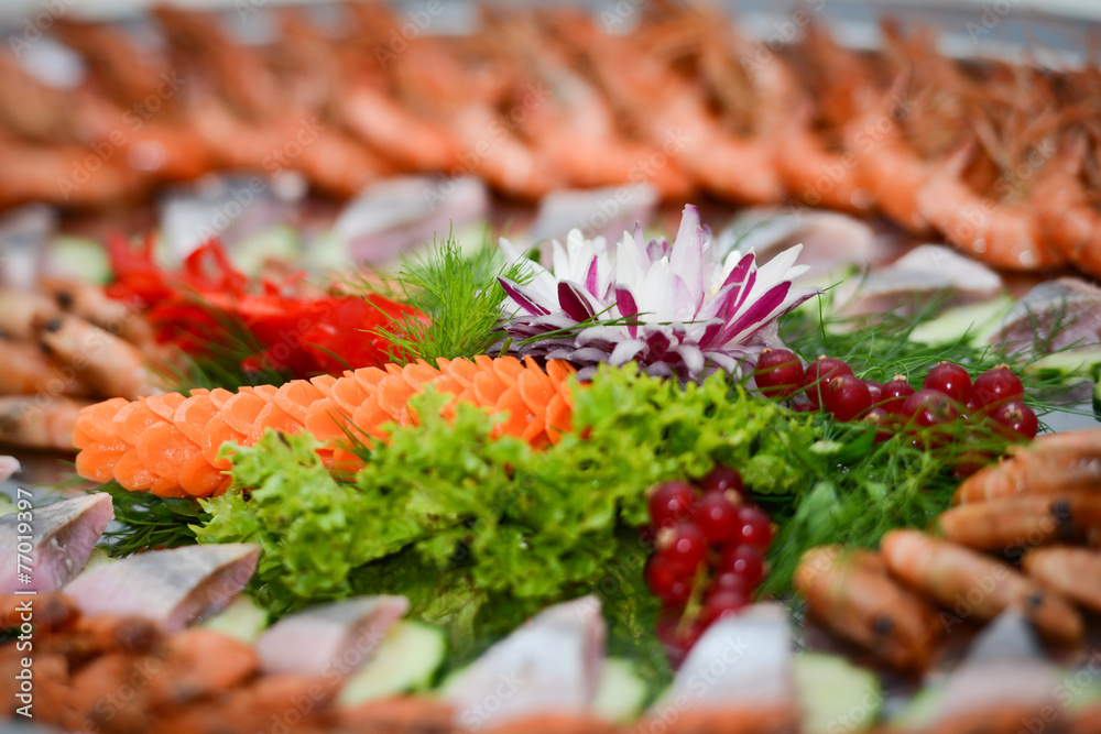 Fischplatte mit Gemüse schön garniert Fischplatte mit Gemüse schön garniert