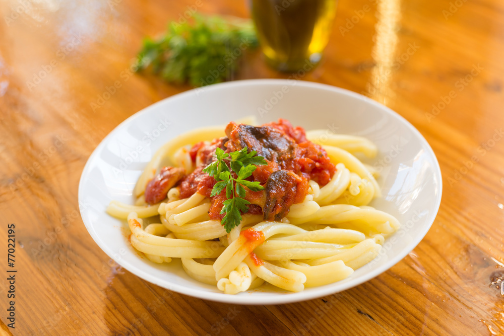 Pasta casereccia con salsa di funghi e pomodoro Pasta casereccia con salsa di funghi e pomodoro