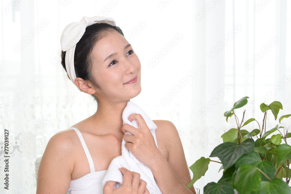 洗顔をする女性