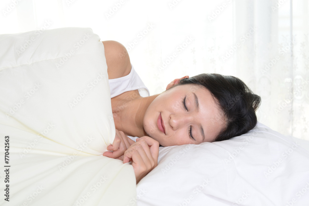 眠る女性