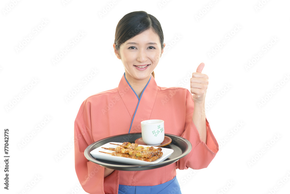 料理を運ぶ女性 料理を運ぶ女性