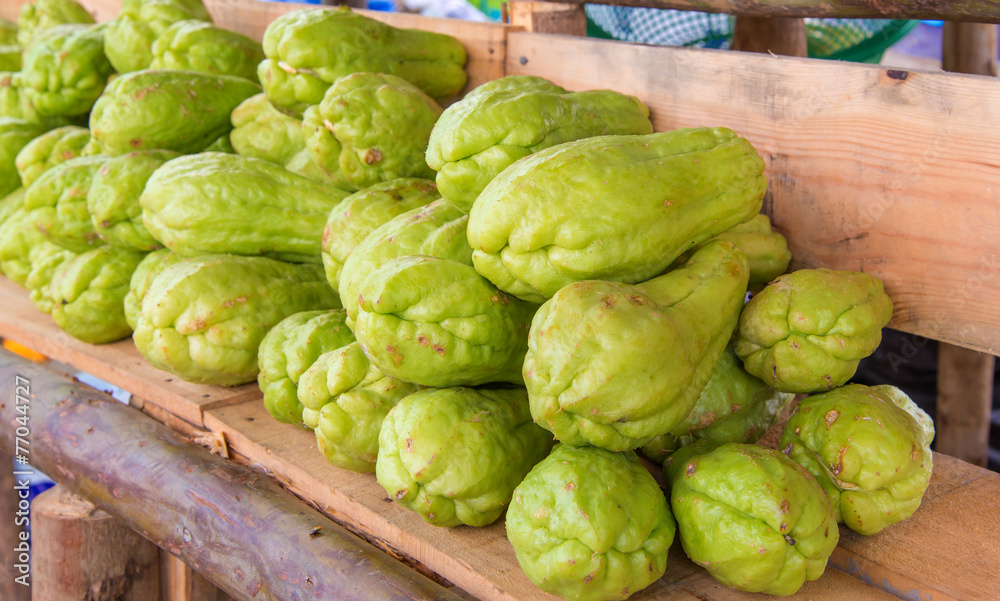 Obraz premium Bitter gourd or Chayote on wood in farms of agriculturist