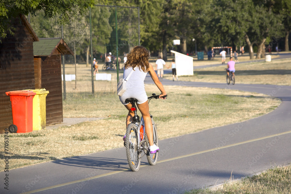 Obraz premium Woman riding a bicycle
