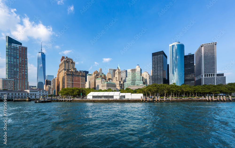 Obraz premium Manhattan Skyline w Nowym Jorku z East River w USA