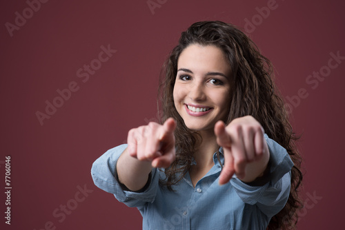 Foto Cheerful woman pointing forward