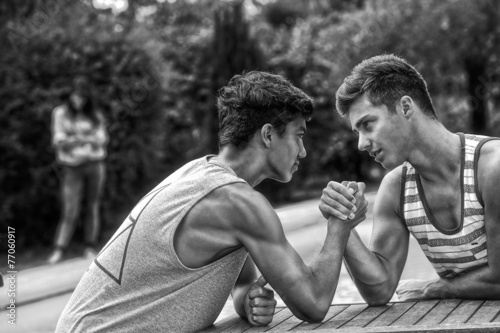 Fényképezés Twin Brothers Arm Wrestling-Teenagers