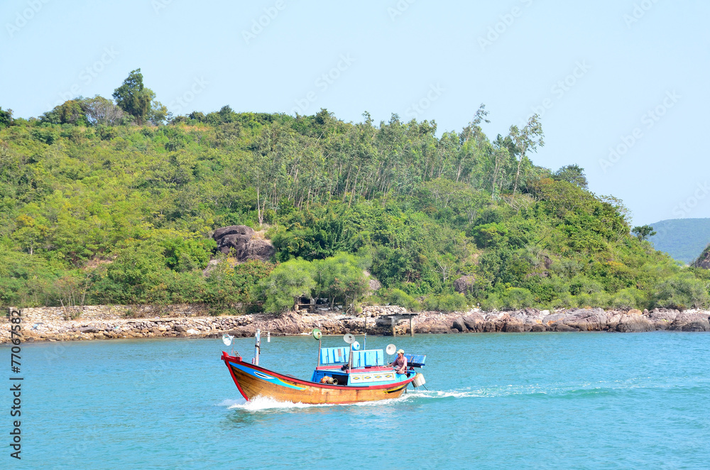 Рыбацкая лодка в заливе Нячанг