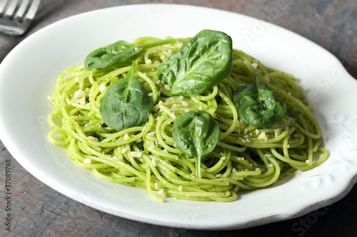pasta italiana vegetariana spaghetti con spinaci