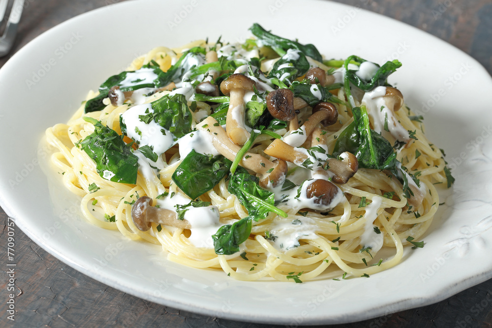 pasta italiana spaghetti con spinaci e funghi