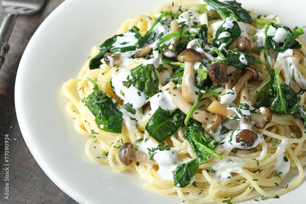 pasta italiana spaghetti con spinaci e funghi pasta italiana spaghetti con spinaci e funghi