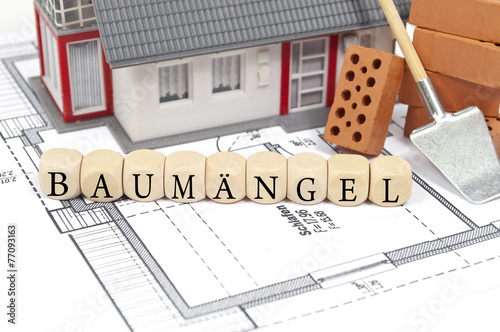 Fotografía Bauplan mit Ziegelstein und Haus mit Baumängel