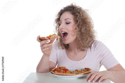 Junge Frau genießt Pizza Porträt