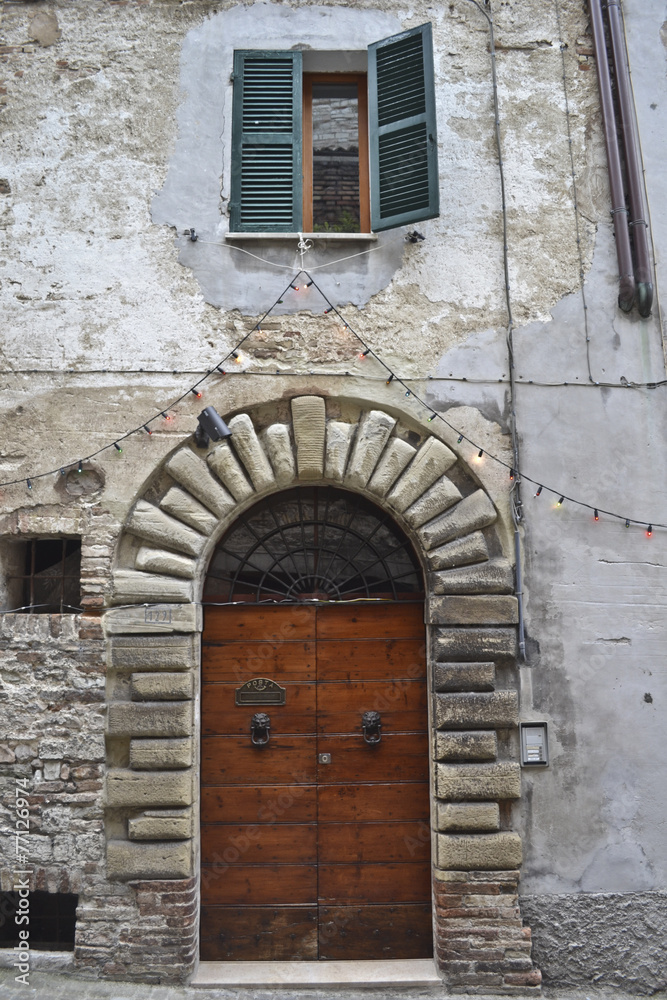 Arcevia, la porta della casa anrica