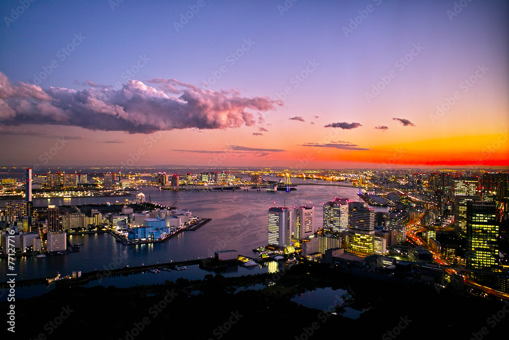 Obraz premium 東京お台場のレインボーブリッジの夕景