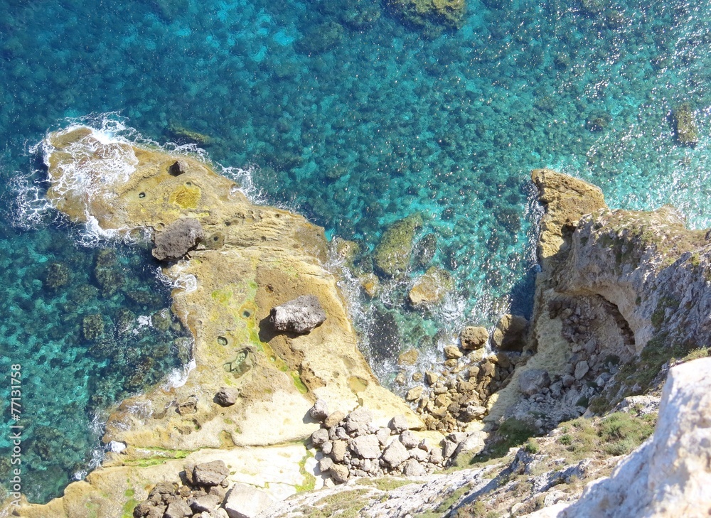 Obraz premium high cliff on the sea with waves