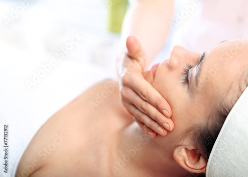 Akupresura, masaż twarzy w gabinecie kosmetycznym