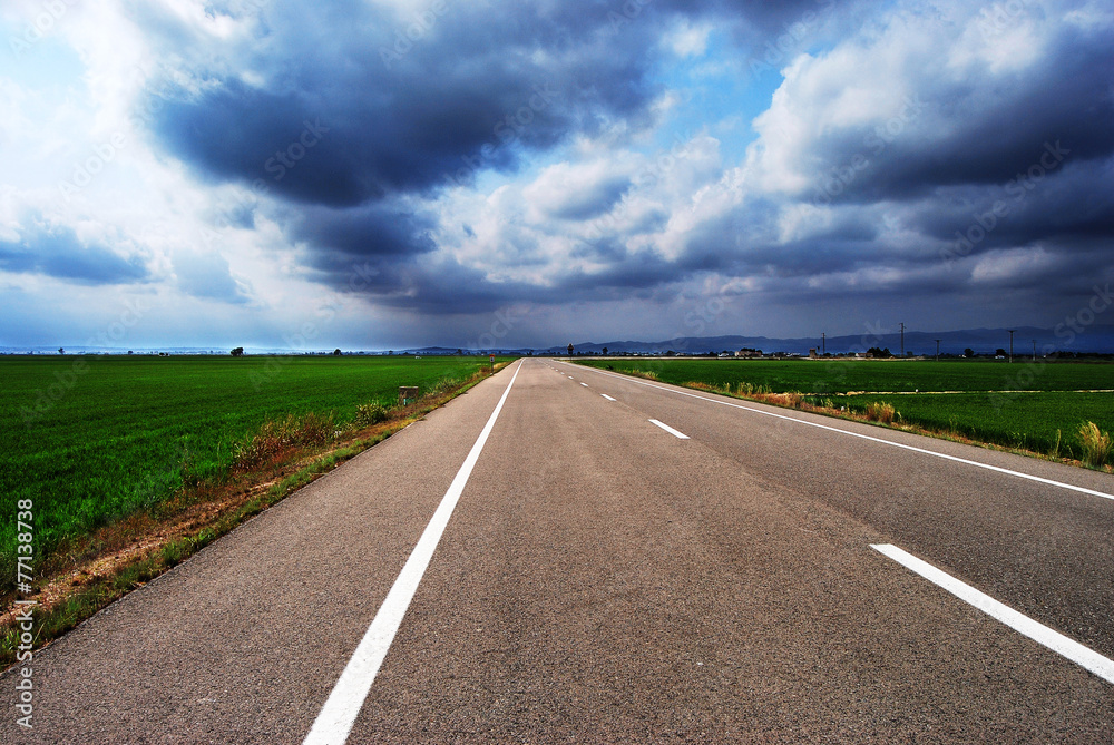 Fototapeta premium Route en ligne droit temps nuageux