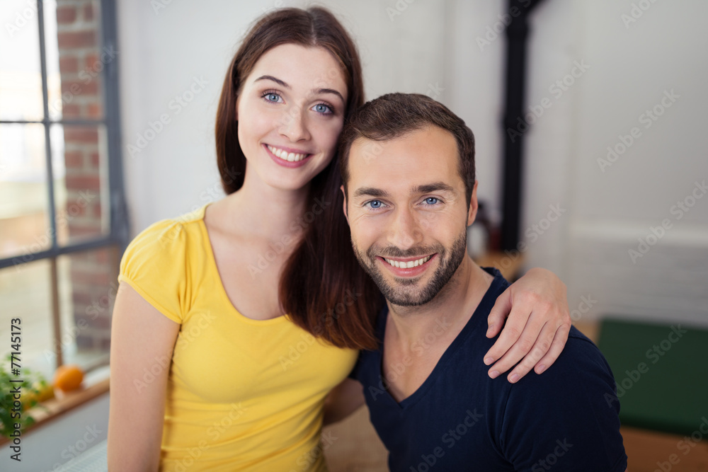 Fototapeta premium modernes junges paar in ihrer wohnung