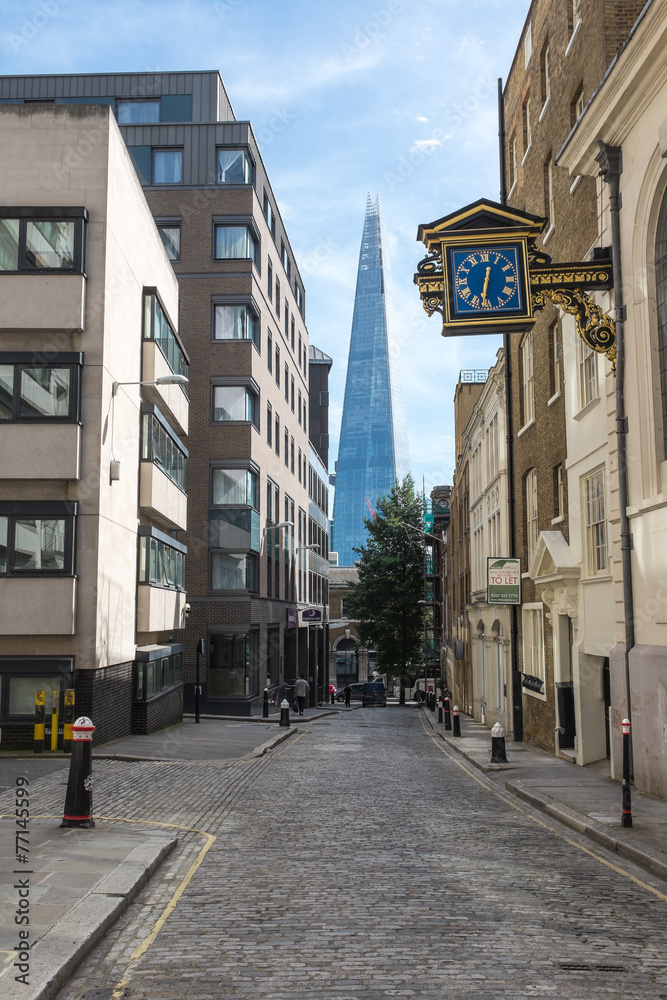 Obraz premium London - View towards The Shard skyscraper from St Mary At Hill