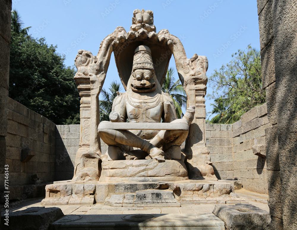 Obraz premium Narasinha (avatar of vishnu) statue in Hampi