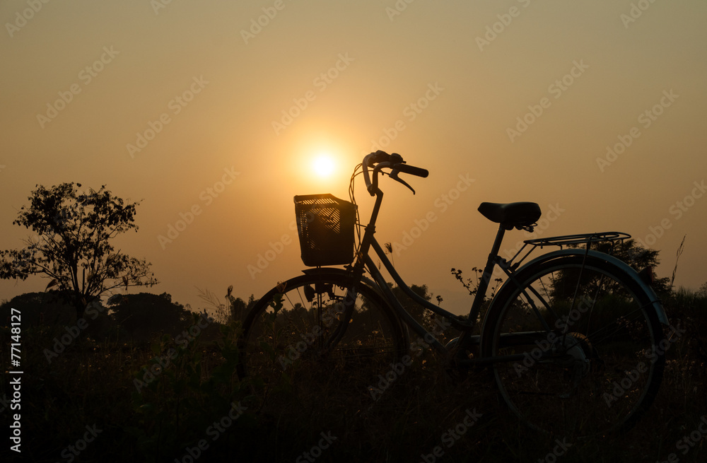 Obraz premium Bicycle with sun set background