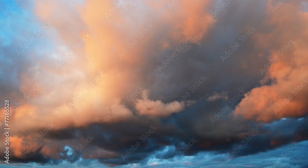Obraz premium Clouds at sunset.