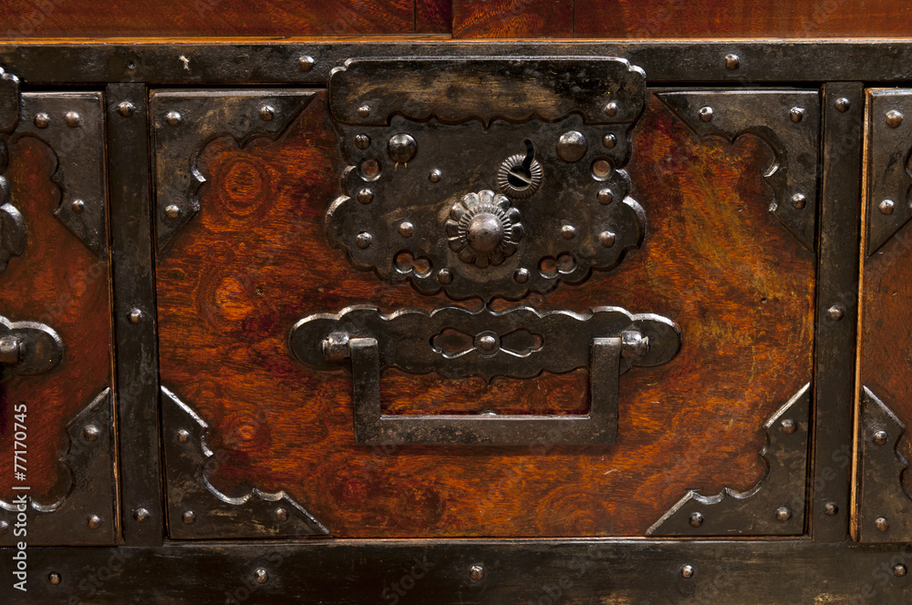 Obraz premium Detail of antique japanese iron-bound chest