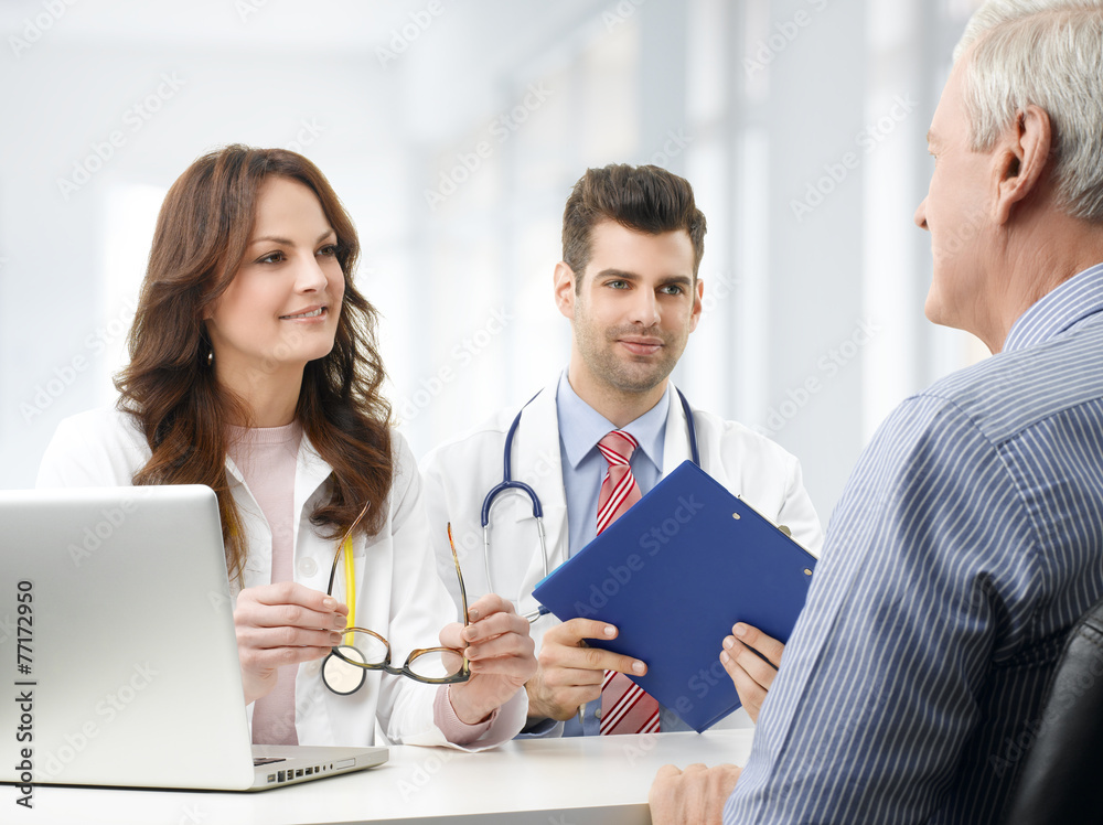 Obraz premium Medical team with elderly patient