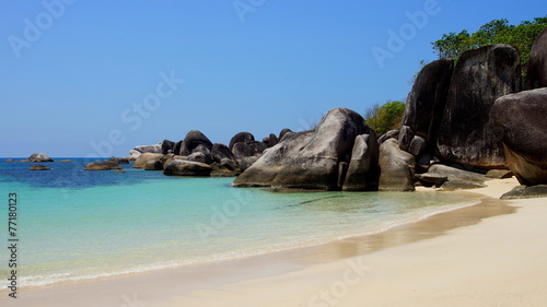 Strand mit großen Granitfelsen der Insel Belitung