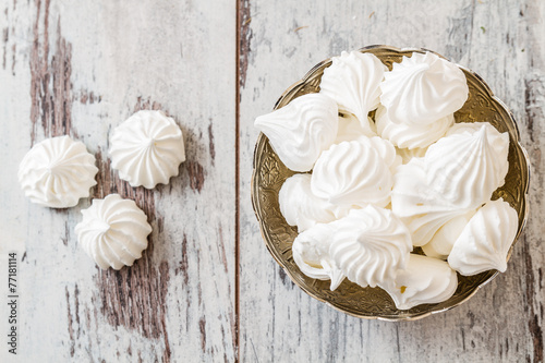 Fotografía Vanilla meringue cookies  on White Wooden Background