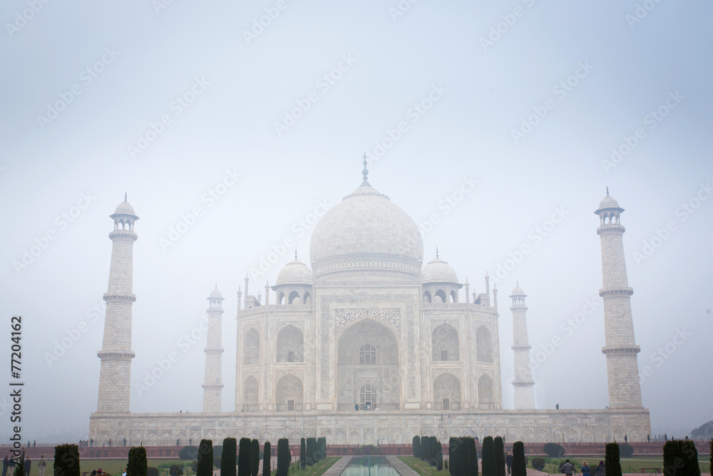 Obraz premium Taj-Mahal mausoleum in foggy morning, Agra, India