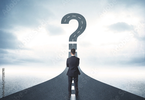 фотографія Business person lokking at road with question mark sign