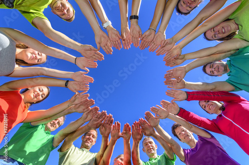 Zusammenhalt im Team - alles erreichen mit Geschlossenheit und positiver Zusammengehörigkeit in der Gruppe 