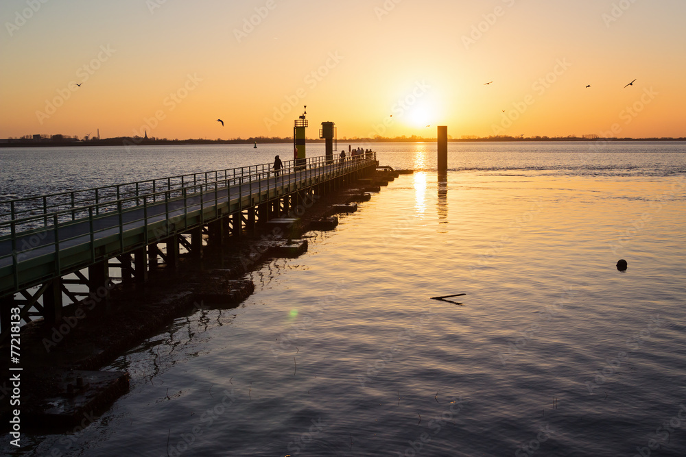 Fototapeta premium Abendstimmung am Deich – Bremerhaven