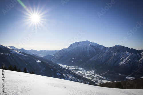 Paesaggio montano innevato delle Alpi Lombarde 