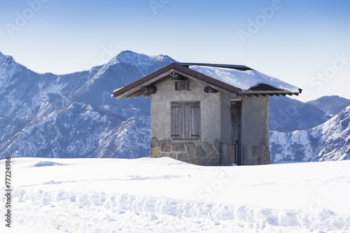 Paesaggio montano innevato delle Alpi Lombarde  © Restuccia Giancarlo