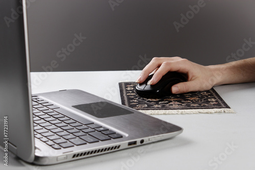 Mujer escribiendo en un portátil photo