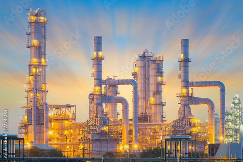 Fotografie Oil and gas refinery at Map Ta Phut, Rayong, Thailand, with steel pipelines, processing towers and storage tanks, energy infrastructure for petroleum production and petrochemical engineering